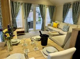 Reed Meadow Lodge - Hoburne Holiday Park - by MaisonPro