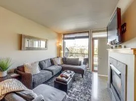 Walk to the Lake Chelan Condo with Mtn Views!