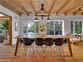 La Chataigne - Wilderness waterfront escape, hotel in Val des Monts