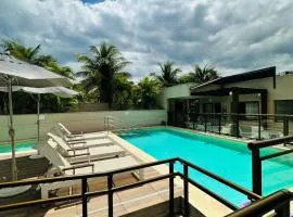 Lindo apartamento beira mar em condomínio com piscina