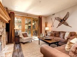 KBM Resorts Town Pointe Spacious 1 level Walk to Main Town Lift Private Hot Tub Parking Elevator Access AC TPC-102c