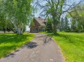 Luxury Hillside Farmhouse on The Bay of Quinte