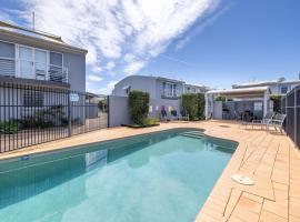 Sandcastles 4 -8 Ala Moana Way, hotel in Fingal Bay