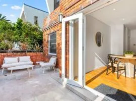 'Coogee Cabanita' Charming Coastal Comfort