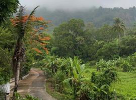 Phuchada Residence, hotel in Nai Yang Beach