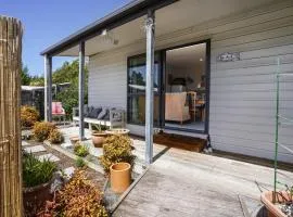 The Bach at Old Broadway - Waikuku Beach Retreat