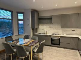 Luxury 4 Bedroom Apartment, hotel in Manchester