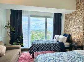 1-BR Suite with 2 Beds & Mountain Views in Aeon Towers beside Abreeza Mall 100MBPS WIFI、ダバオシティのラグジュアリーホテル