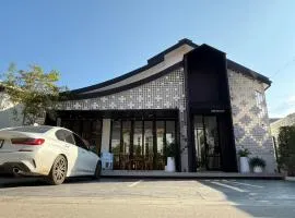 Glyn Chiangmai, Cozy Two-Story Rooms in the Heart of Chiang Mai