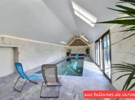 Piscine intérieure privée chauffée spa toute lannee disponible minimum 2 nuits、Ploudanielのホテル