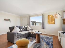 Mountain View 2BR Retreat with Private Deck, hotel in Pacifica