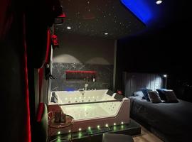 LoveroomXspa, hotel in Bourg-Saint-Christophe