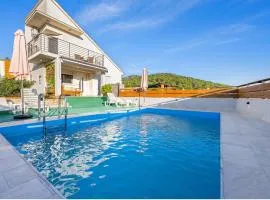 Beautiful Home In Bilice With Wifi