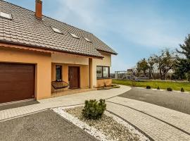 Awesome Home In Mragowo With Lake View, hotel in Mrągowo