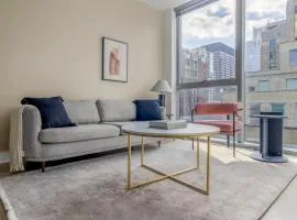 Loop jr 1br w game room nr park riverwalk CHI-1013