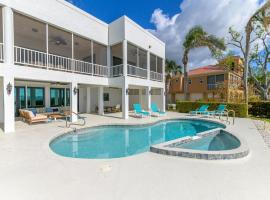 Luxury Private Beachfront Retreat Pool Game Room, hotel i Bradenton