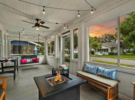 Walk to Downtown Eustis~Cozy Porch~Fire Pit~BBQ~Bungalow, hotel v destinaci Eustis