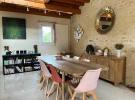 Le So Art, grande maison 4 chambres, terrain de pétanque, grand jardin clos, flipper, babyfoot, jeux Arcade, ping pong,1 km mer, proche golf, Port en Bessin, Bayeux et plages du débarquement, adaptée enfants, hotel i Commes