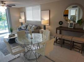 Comforts of Home in Updated Condo by the Beach, hotel en Boca Raton