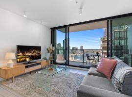 Chic 1-Bed with Harbour Views & Pool by Tram Line