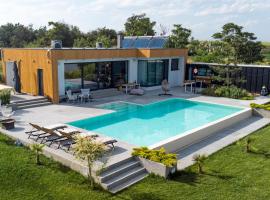 Kuib de Berze Retreat, hotel com estacionamento em Curăţeşti