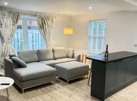 Gorgeous 2 bed apartment with free parking near, Sefton Park, Palm House, Lark Lane, Liverpool and Everton football clubs