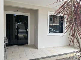 Casa 10 COND BRISAS DO FAROL n 07、サルバドールのホテル