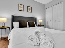 Cozy 3BR Home with Parking Near Kitchener Attractions, Hotel in Kitchener