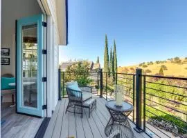 Steps to Sutter Creek Chic Wine Country Cottage