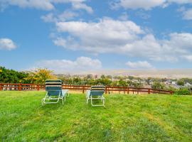 Hot Tub and Sweeping Views Apt in Clarkston!, hotel v destinaci Clarkston