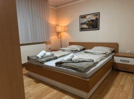 Royal Apartmani，內戈廷的有停車位的飯店