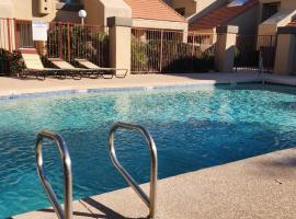Cozy condo near MCC with pool, BBQ, covered parking, hotel v destinaci Mesa