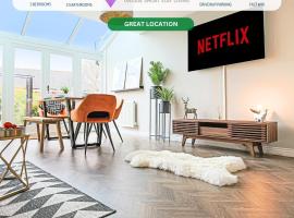 Luxury 5 Bedroom 3 Bathroom House - Smart TVs with Sky and Netflix, Super Fast WiFi, Free Parking by Yoko Property, hotel in Milton Keynes