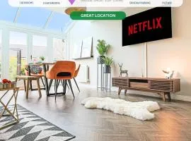 Luxury 5 Bedroom 3 Bathroom House - Smart TVs with Sky and Netflix, Super Fast WiFi, Free Parking by Yoko Property