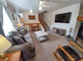 Valley Condo 101 Creekside - End Unit - Wi-Fi - Hot Tub - Fireplace - Washer - Dryer - Playground
