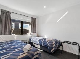 MiddleIsland-FREE & FAST wifi NETFLIX & aircon, hotel in Taupo