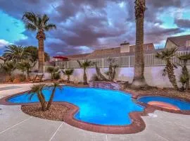 Peaceful Oasis Near Strip & Airport Pool Spa