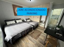 Departamento Studio - Carrera - Factura - Central - Empresas - Parking - Wifi - Aire acondicionado, hotel in Chillán