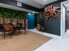 MONROE APART HOTEl