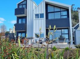 The Big Light House'24 Home of Year, hotel a Snells Beach