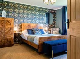 Gorgeous Rural 4 Bed Farm Cottage - With Hot Tub!