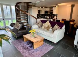 Cader Mountain View Cottage with Hot Tub in Snowdonia, Hotel in Dolgellau
