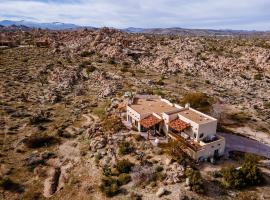 Boulder Horizons - PoolSpaCold Plunge on 5 acres, ξενοδοχείο σε Yucca Valley