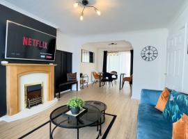 RNM - Business Professionals Ready, Cost effective for large stays! 3 BR, Lounge, Private Access & Entire Place, Kitchen & Washroom with amenities, Smart Tv, Easy Access, Fast WiFi, Large Driveway, Great transport links, Near Worcester Hospital and M5, hotel in Worcester