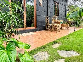 Casita Ysla Tiny Home with garden kitchen wifi 2 scooters，愛妮島的獨立小屋