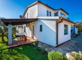 Stunning Apartment In Liznjan With Wifi