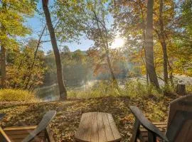 Herons Rest -- Riverfront, Fire Pit, All seasons Porch, Grill, Games, Fishing, Deck, Wifi, River view