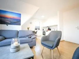Ferienwohnung Meerfarbig Zingst - HAUSTIERFREI -Balkon - WLAN - Parkplatz - Fahrradschuppen - zentral&ruhig - E-Ladesäule - Waschtrockner - Nichtraucher