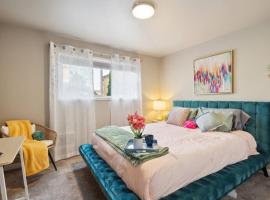 Vibrant 2bed Condo - Stroll to SEA Space Needle, ξενοδοχείο στο Σιάτλ