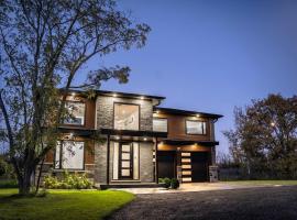 Riverfront Retreat Modern Home w Sauna and Hot Tub, hotel v destinaci Campbellford